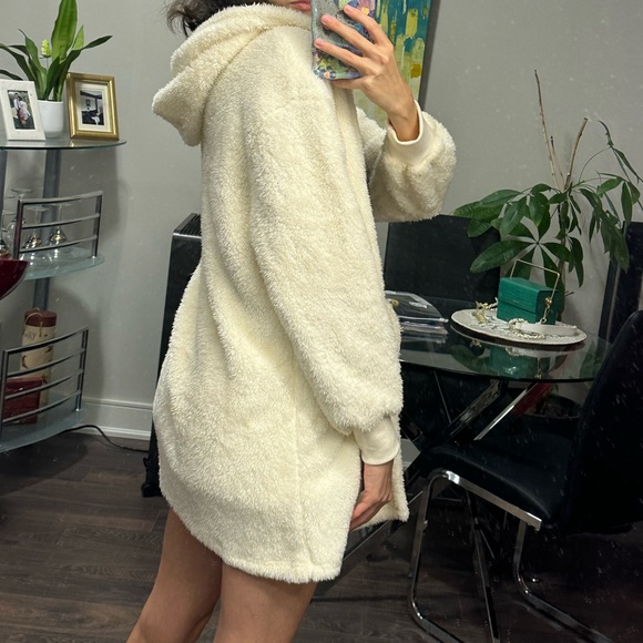 [SOLD] White Fluffy soft cloud robe and shorts for lounging - Picture 3 of 6